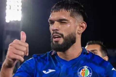 النصر السعودي يستهدف مدافع خيتافي لتعويض رحيل لابورت المحتمل